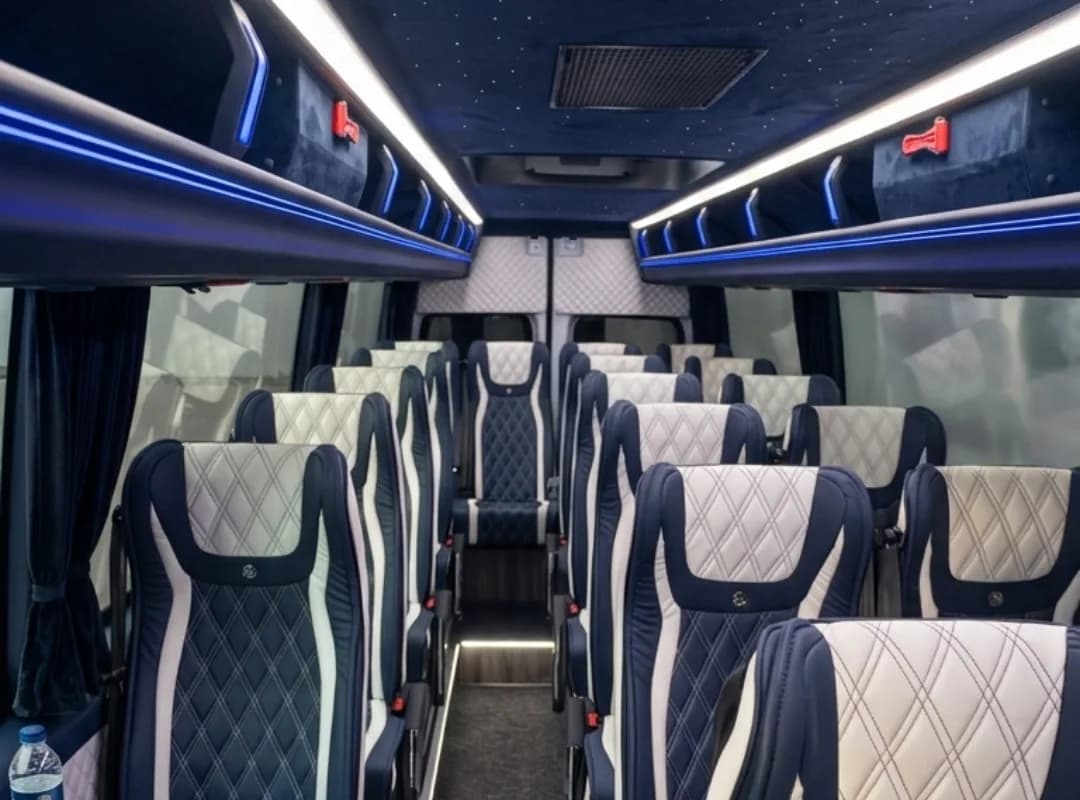Innenraum des Minibus mit Komfort-Schlafsitzen und Ambientebeleuchtung